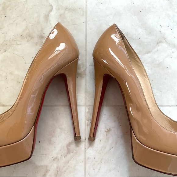 $875 Christian Louboutin Made in Italy Bianca Tan Patent Leather Pump Heels Sz 8 - Picture 6 of 13